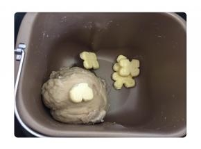 将揉好的面团再加入40克黄油，继续揉面15-20分钟，最后几分钟注意观察面团的手套膜情况。