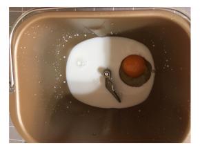 牛奶、鸡蛋倒入面包桶中。