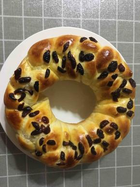 烤好的花环面包