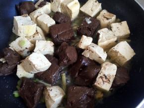 放入大豆腐和鸭血翻炒片刻