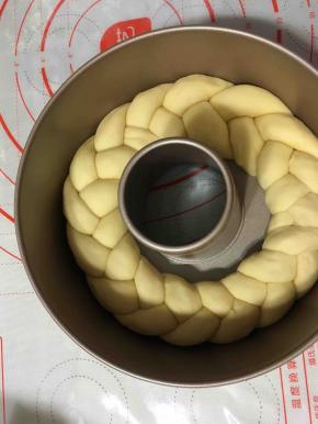 发酵好的面包上面刷一层蛋液，然后铺上蔓越莓，放入预热好的烤箱，温度160度、烤20分钟。