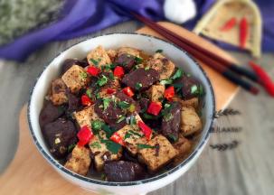 装盘撒香菜末和红辣椒食用