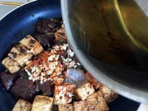 淋在蒜末辣椒粉上