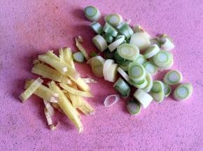 大葱切丁，生姜切丝
