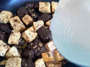 倒入水淀粉勾芡后熄火