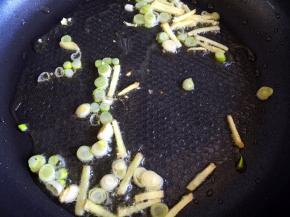 锅内放油烧热，放入葱姜爆香