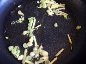 锅内放油烧热，放入葱姜爆香