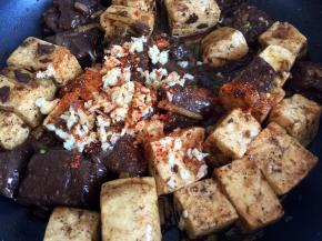 上面撒蒜末和辣椒粉