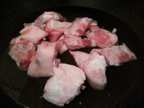 猪脚冷水下锅焯水