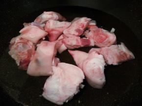 猪脚冷水下锅焯水