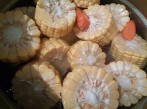 再加玉米，胡萝卜，细盐2勺，焖煮半小时