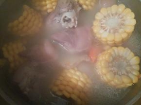 出锅前加鸡粉少许，葱花少许