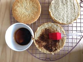 放凉以后将红糖糖浆涂抹在蛋糕胚上