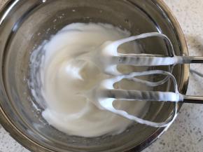 打发至提起打蛋头有直立的尖角即可