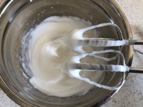 打发至提起打蛋头有直立的尖角即可