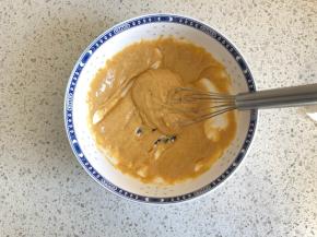 粉类混合过筛到蛋黄液中，用打蛋器划Z字来回搅拌均匀至干面粉状态