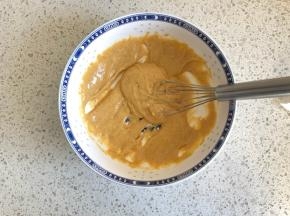 粉类混合过筛到蛋黄液中，用打蛋器划Z字来回搅拌均匀至干面粉状态