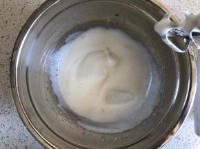 打发到有明显纹路时，倒入剩下的细砂糖，继续高速打发