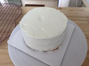 侧面和顶部全部用奶油涂抹平整