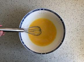 蛋黄蛋清分离，蛋黄内加入纯牛奶、玉米油，搅打均匀