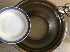 蛋白霜的制作：蛋清内滴入柠檬汁，电动打蛋器低速打发至粗泡状态，加入1/3的细砂糖