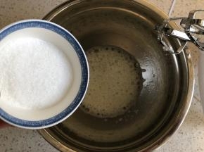 蛋白霜的制作：蛋清内滴入柠檬汁，电动打蛋器低速打发至粗泡状态，加入1/3的细砂糖