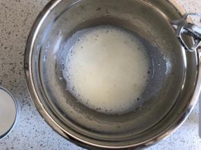 继续中高速打发至泡沫细腻，再加入1/3的细砂糖，继续打发