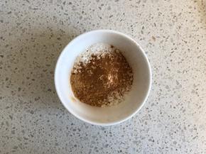 低筋面粉、肉桂粉、姜粉混合