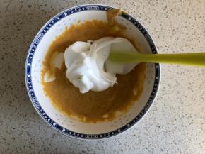 蛋白霜分三次加入到蛋黄糊中，每一次都用刮刀J自行上下翻拌