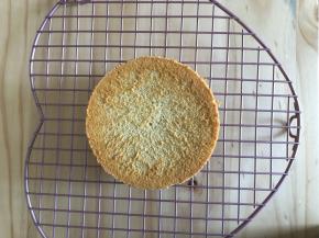 烤好的蛋糕出炉倒扣，放凉后借助脱模刀脱模