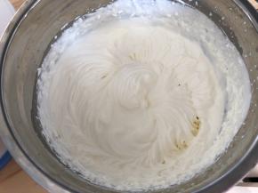 淡奶油加细砂糖打发至有明显的纹路