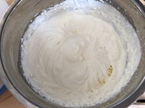 淡奶油加细砂糖打发至有明显的纹路