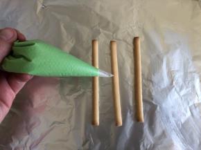 白巧克力隔热水（50度热水）融化，加入抹茶粉和色素调色，装入裱花袋中