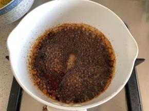 红糖加清水熬煮至浓稠