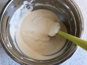 最后一次把翻拌均匀的蛋糕糊倒入剩下的蛋白霜中，完全翻拌均匀