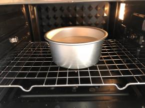 把蛋糕糊倒入活底6寸模具中，轻轻再桌上磕几下震出大气泡，放入提前预热好的烤箱，上火150度，下火160度，烤35分钟