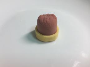 把芝士围在圆火腿段的边缘，做成帽子。