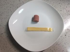 剪一条5毫米左右宽的芝士条。