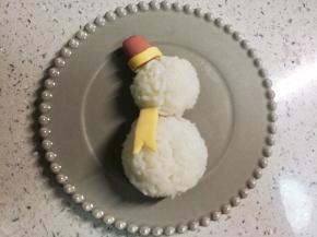 再剪一小段芝士片，一端剪出燕尾，做围巾的竖向部分。