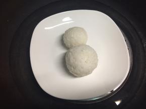 因为我用的是凉米饭，所以放锅里上汽后蒸了五分钟。也可以用微波炉加热，让里边的芝士融化。