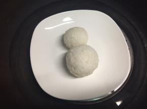 因为我用的是凉米饭，所以放锅里上汽后蒸了五分钟。也可以用微波炉加热，让里边的芝士融化。