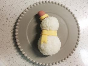 再剪一条同宽的小芝士条，围在两个饭团连接处，做围巾的横向部分，围巾就做好了。