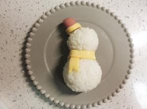 再剪一条同宽的小芝士条，围在两个饭团连接处，做围巾的横向部分，围巾就做好了。