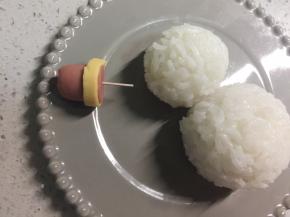 把火腿帽子用意大利面链接到雪人头上。