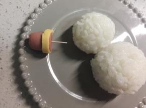 把火腿帽子用意大利面链接到雪人头上。
