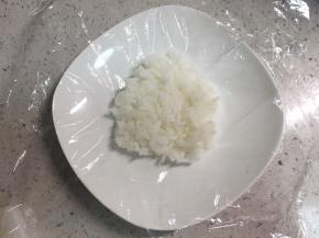 取45左右的克米饭，放在保鲜膜中间。