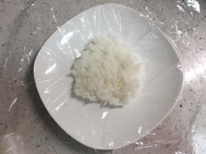 取45左右的克米饭，放在保鲜膜中间。