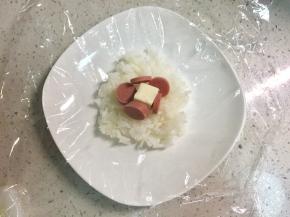 放入芝士块和火腿片，我用的是乐芝牛芝士小食，也可以把芝士片切碎。