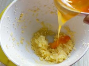 电动打蛋器打至黄油蓬松，体积变大，颜色发白。加入三分之一蛋液。继续电动打蛋器中速打发，打至蛋液和黄油完全融合。