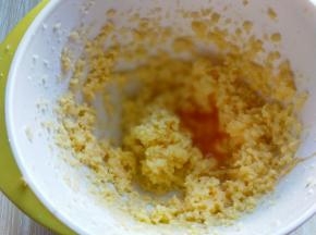 再加入三分之一蛋液，同样电动打蛋器打至蛋液和黄油完全融合，再把剩下的蛋液全部倒入，继续打至融合。